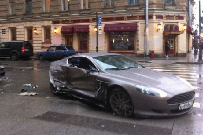 15-letni piłkarz rozbił Aston Martina 