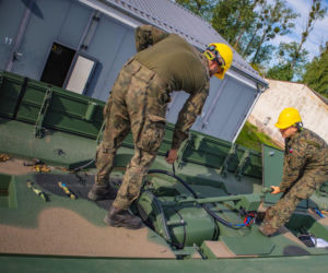 Francuska precyzja, polska siła. Saperzy z Brzegu otrzymali park pontonowy PFM-3 zdolny unieść Abramsy