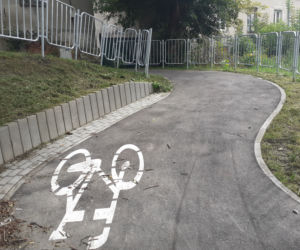 Rowerzyści mają zastrzeżenia do barierek i nachyleń na drodze między bernardyńską a Wesołą