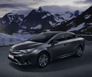 Toyota Avensis lifting 2015