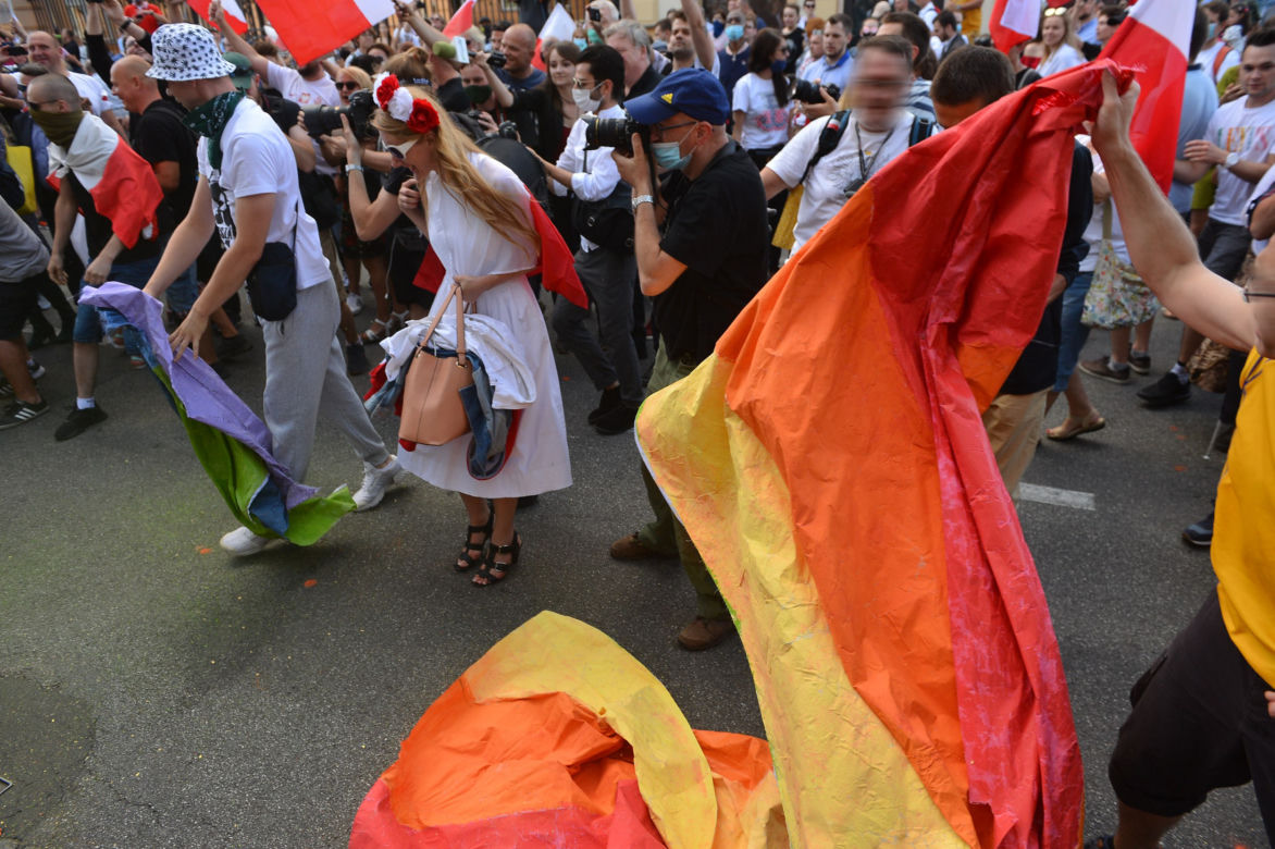 Dewastują tęczową flagę na obchodach Powstania Warszawskiego