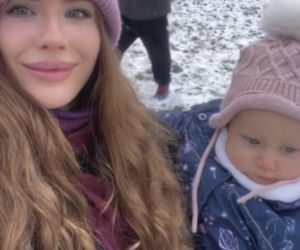 Antoni Królikowski bawi się z córką na śniegu