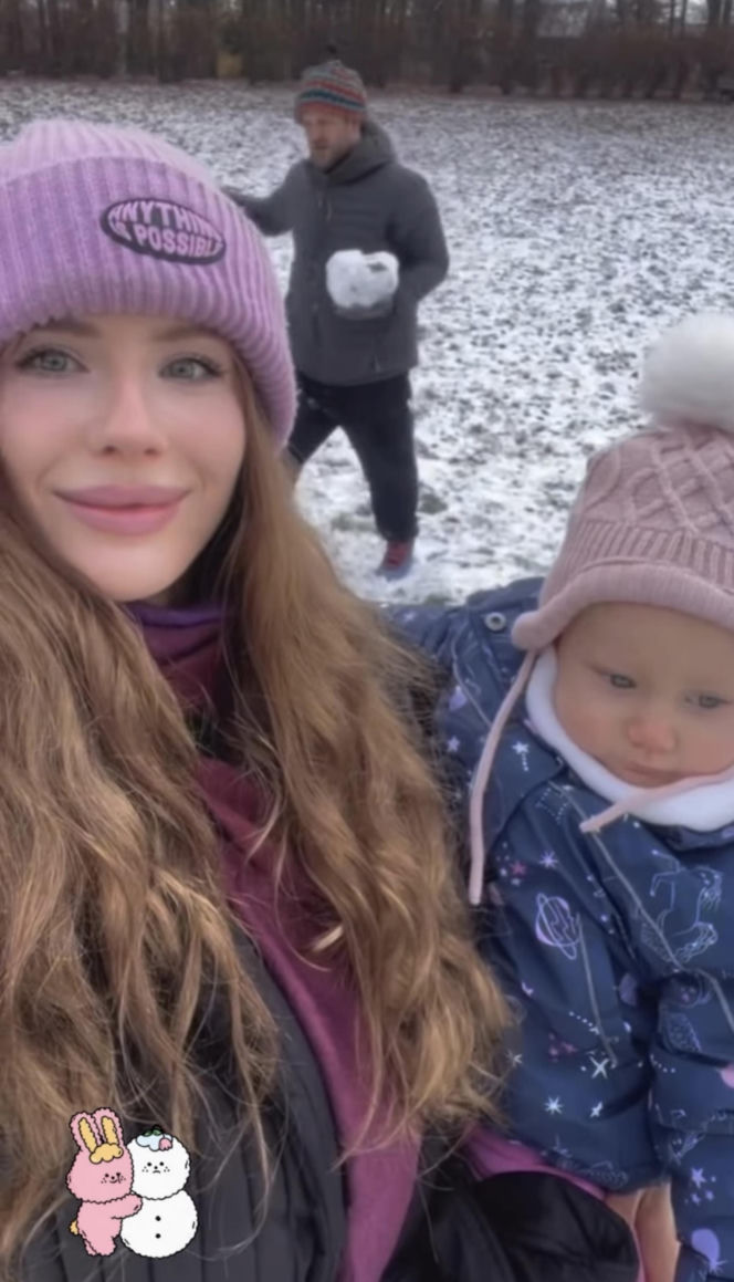 Antoni Królikowski bawi się z córką na śniegu