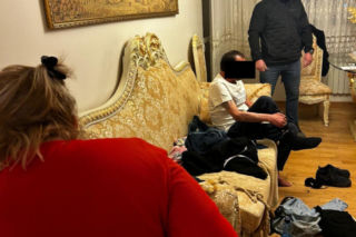 42-latka i 51-latek zostali zatrzymani za oszustwo na wnuczka