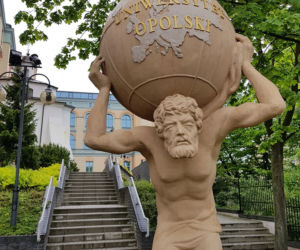 Pomnik cierpiącego Atlasa z prętem... między posladkami! Nowa atrakcja turystyczna Opola? [ZDJĘCIA]