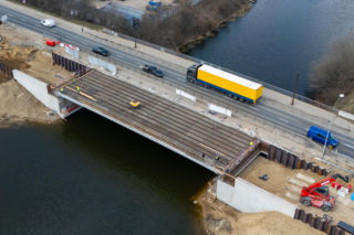 Nowy most w Warszawie za 24 mln zł. Stalowy kolos udrożni jedną z głównych arterii Białołęki