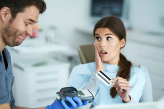 Boimy się rachunku u dentysty bardziej niż bólu zęba. Nowe dane pokazują skalę problemu 