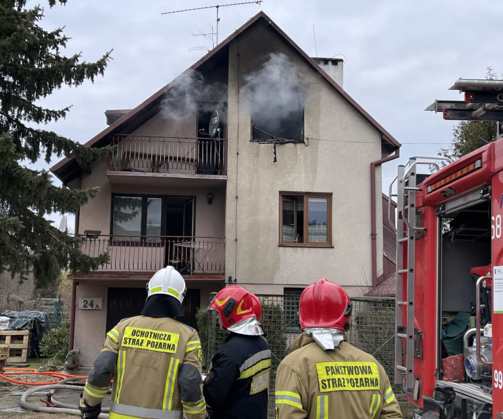 Tragedia w Kobyłce. Kobieta wyskoczyła z okna płonącego domu, jedna ofiara spłonęła żywcem