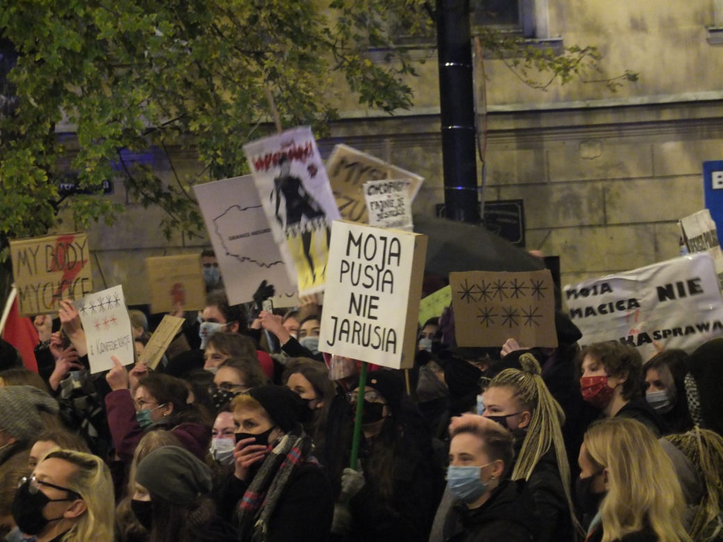 PROTEST KOBIET W LUBLINIE. KILKA TYSIĘCY OSÓB PRZEMASZEROWAŁO POD ARCHIKATEDRĘ I KURIĘ LUBELSKĄ. ŚWIĄTYNI MODLITWĄ BRONILI PRAWICOWCY