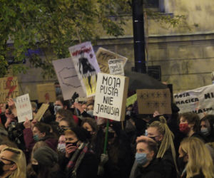 PROTEST KOBIET W LUBLINIE. KILKA TYSIĘCY OSÓB PRZEMASZEROWAŁO POD ARCHIKATEDRĘ I KURIĘ LUBELSKĄ. ŚWIĄTYNI MODLITWĄ BRONILI PRAWICOWCY