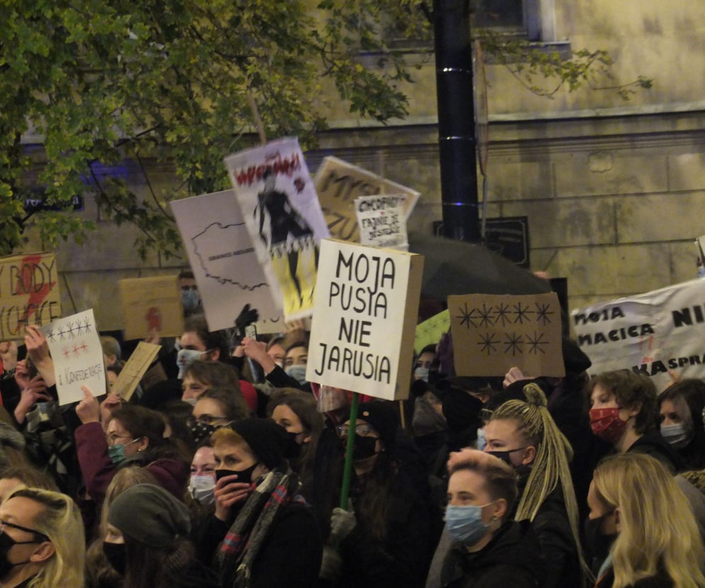 PROTEST KOBIET W LUBLINIE. KILKA TYSIĘCY OSÓB PRZEMASZEROWAŁO POD ARCHIKATEDRĘ I KURIĘ LUBELSKĄ. ŚWIĄTYNI MODLITWĄ BRONILI PRAWICOWCY