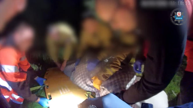 63‑latek tonął, policjant skoczył do wody