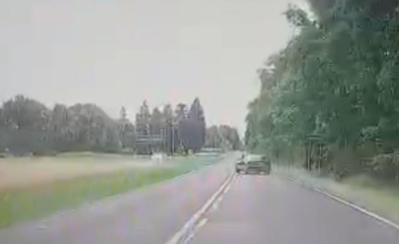 Niesłychany wypadek na trasie Mława-Ciechanów! Zachowanie pijanego kierowcy audi uchwyciła kamera [ZDJĘCIA].