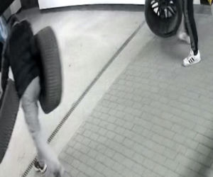 Bezczelni złodzieje w garażu podziemnym w Toruniu! Rozpoznajesz ich?
