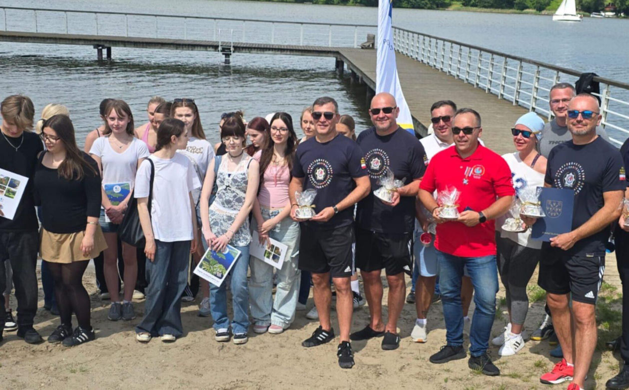 Płetwonurkowie oczyszczali plaże w Iławie. W wodzie masa śmieci
