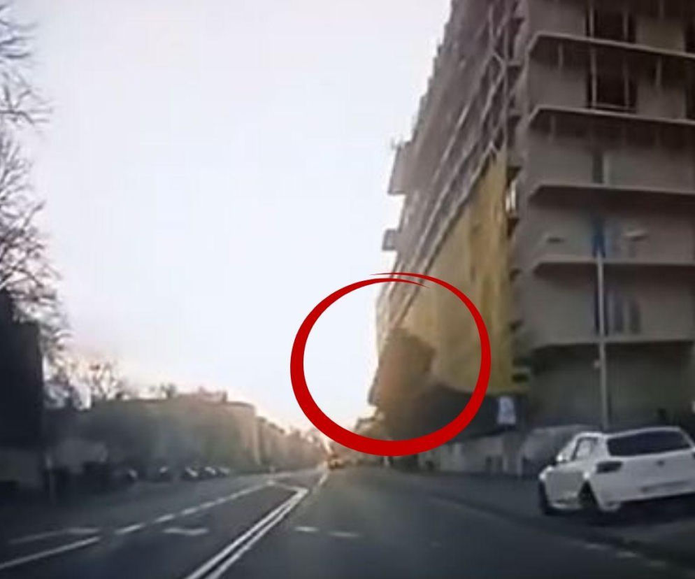 600 kg metalu spadło na jezdnię w Katowicach. Jest nagranie 