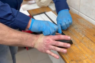 6-letnia dziewczynka ugodzona nożem przez ojca. Dramat w Augustowie