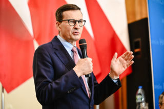 Morawiecki zakpił i nadał mu nowe imię „Donald Kacprzyk”. Sceny przed Szpitalem Południowym