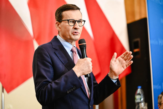Morawiecki zakpił i nadał mu nowe imię „Donald Kacprzyk”. Sceny przed Szpitalem Połu…