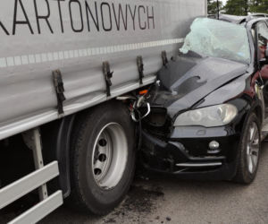 Łyse. Wystarczyła chwila nieuwagi. Zmasakrowane bmw, w środku 18-latek! [ZDJĘCIA]