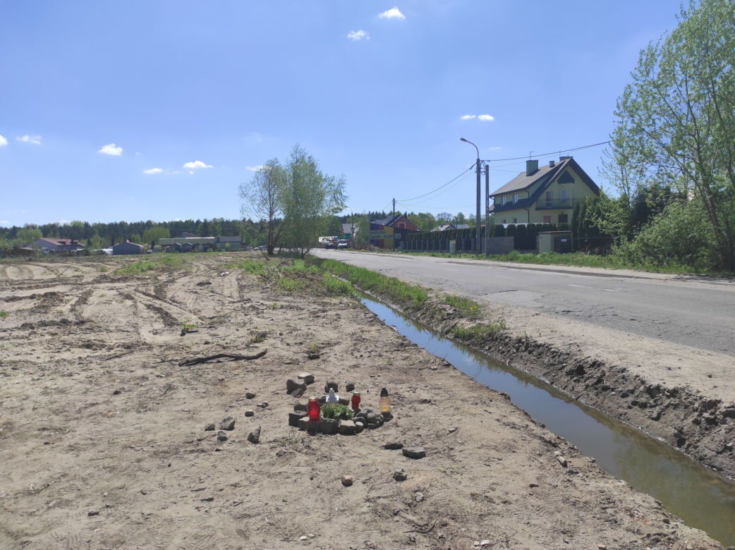 Znicze na miejscu tragedii w Krupiej Wólce