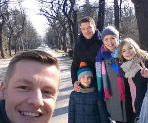 M jak miłość. Rafał Mroczek (Paweł), Andrzej Młynarczyk (Tomek), Joasia (Barbara Kurdej-Szatan), Zosia (Julia Wróblewska), Wojtuś (Feliks Matecki) na planie