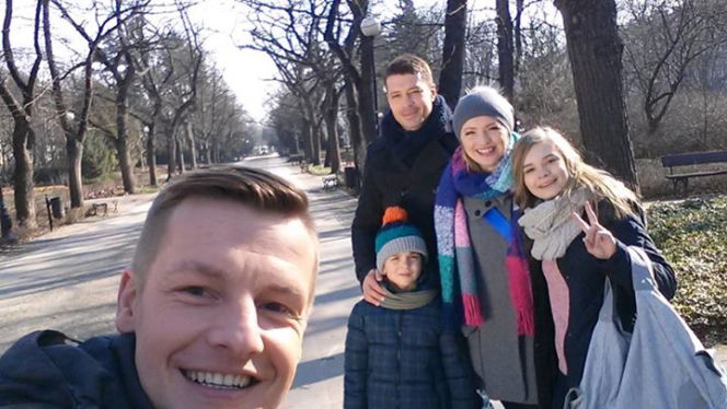 M jak miłość. Rafał Mroczek (Paweł), Andrzej Młynarczyk (Tomek), Joasia (Barbara Kurdej-Szatan), Zosia (Julia Wróblewska), Wojtuś (Feliks Matecki) na planie