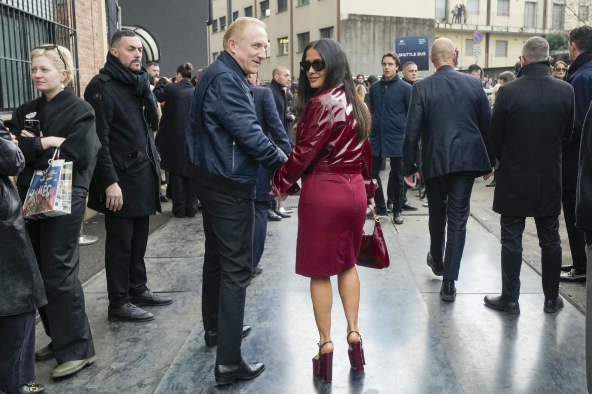 Salma Hayek pokazała niepublikowane zdjęcia ze ślubu. Tak wyglądała 15 lat temu. Wow!