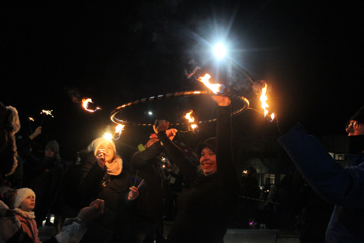 WOŚP 2023 w Krakowie: Fire Show w Nowej Hucie w wykonaniu grupy Spontan Fire
