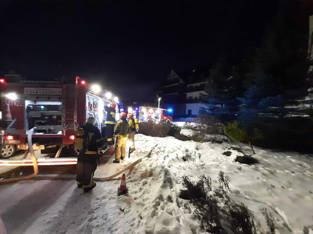Pożar hotelu w Karpaczu! 400 osób ewakuowanych. Z żywiołem walczy 11 zastępów straż pożarnej [ZDJĘCIA]