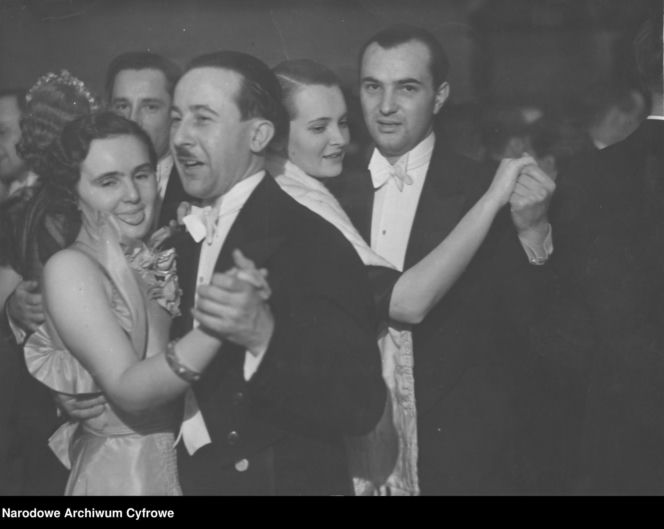 Sylwester w Warszawie sprzed lat. Tak stolica witała dawniej Nowy Rok