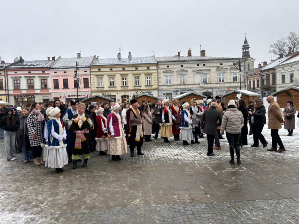 Polonez maturzystów na Rynku w Nowym Sączu