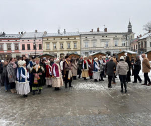 Polonez maturzystów na Rynku w Nowym Sączu