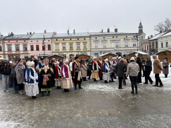 Polonez maturzystów na Rynku w Nowym Sączu