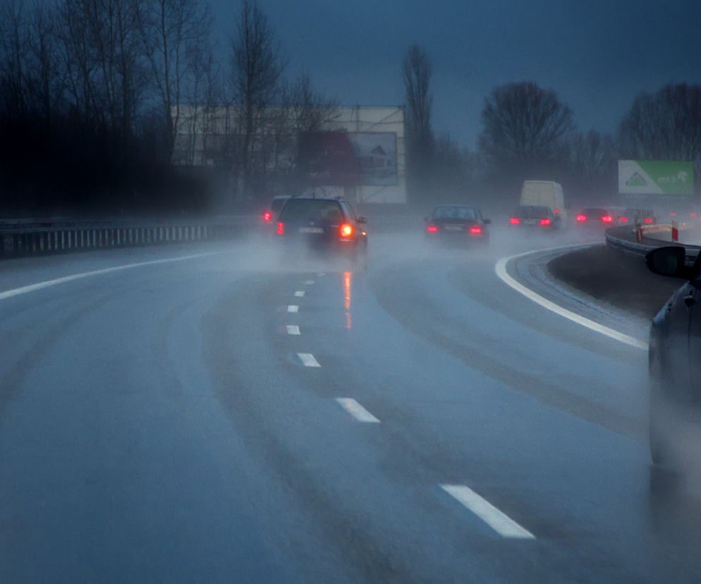Ostrzeżenie IMGW przed marznącymi opadami. Na drogach gołoledź