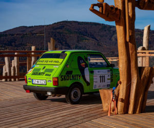 Na najpiękniejszej wieży widokowej w Śląskiem zaparkował... Maluch. Jak się tam znalazł?