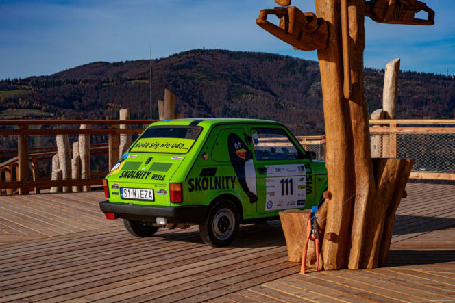 Na najpiękniejszej wieży widokowej w Śląskiem zaparkował... Maluch. Jak się tam znalazł?