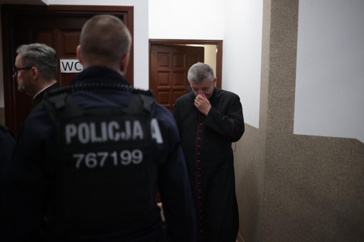 Biskup ewakuowany przez policję. Wierni krzyczeli: "Ty tchórzu!". Nocna awantura w parafii