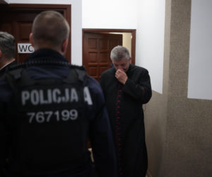 Biskup ewakuowany przez policję. Wierni krzyczeli: Ty tchórzu!. Nocna awantura w parafii