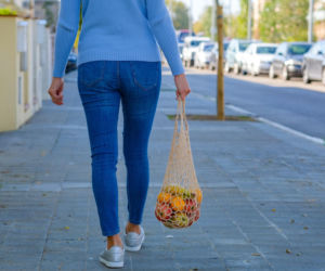 Siatka z zakupami może na zawsze uszkodzić ci kręgosłup. Większość z nas popełnia ten błąd