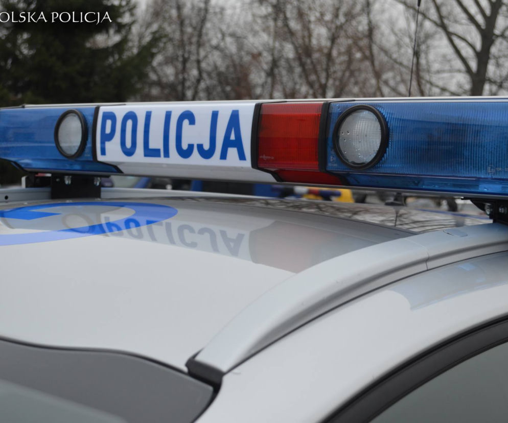 Półnagi mężczyzna skakał po samochodach! Szokujące obrazki o poranku 