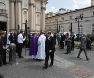 Monika Olejnik na pogrzebie senatora Piesiewicza. Towarzyszył jej ukochany