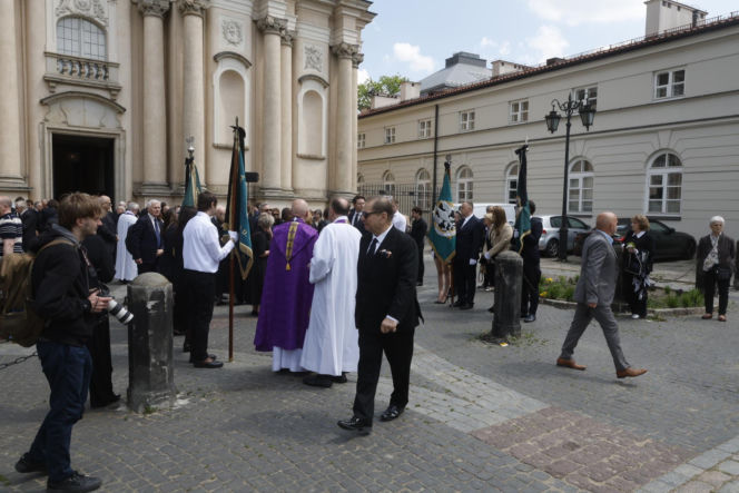 Monika Olejnik na pogrzebie senatora Piesiewicza. Towarzyszył jej ukochany