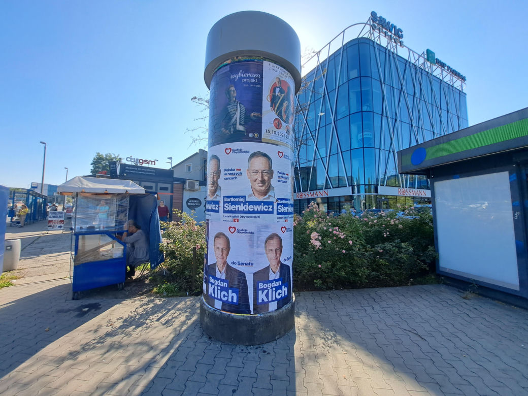 Plakaty wyborcze w Krakowie. Tak kandydaci na posłów i senatorów zabiegają o głosy wyborców