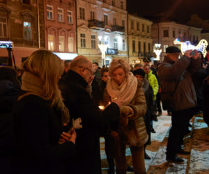 Lublin solidarny z Gdańskiem. Setki osób przed ratuszem