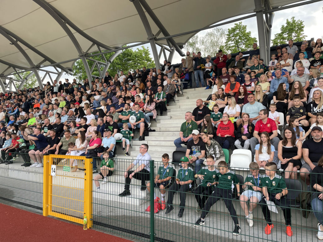 Kibice na otwarciu stadionu w Starachowicach