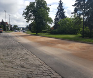 Poważne utrudnienia w centrum Grudziądza. Strażacy usuwają ogromną plamę oleju na ulicy Focha
