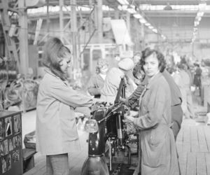 QUIZ PRL. Czy się stoi, czy się leży, trzy tysiące się należy. Tak pracowano w PRL-u