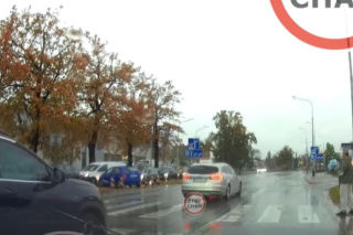 Ominął auto i prawie rozjechał pieszego. Szok na pasach we Wrocławiu! [WIDEO]