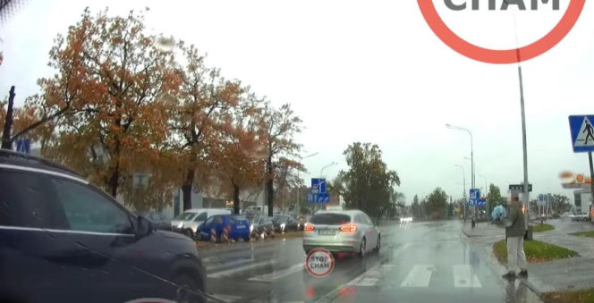 Ominął auto i prawie rozjechał pieszego. Szok na pasach we Wrocławiu! [WIDEO]